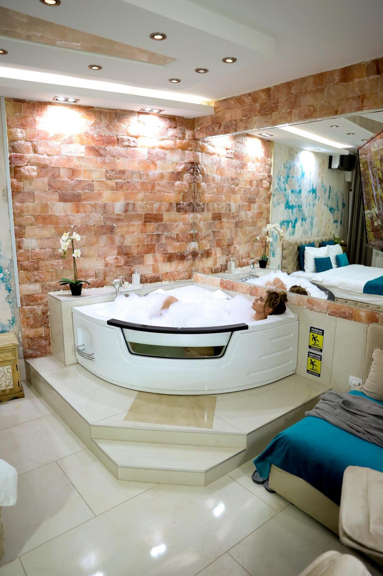 Design Apartment Premium Spa Lux 4 Star "Dubai" Completely Private Wellness & Spa Free Included Sauna & Jacuzzi & Salt Wall & Fire Place & 3D Ceilings & Business Wifi & Netflix & Keyless Code Entry & Full Smart App & Secure 2 Parking Place Ćuprija المظهر الخارجي الصورة